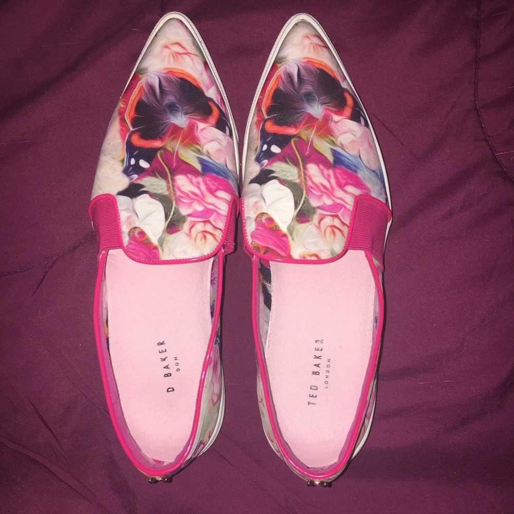 Ted Baker London
Thfia Pointed Toe Floral Sneaker